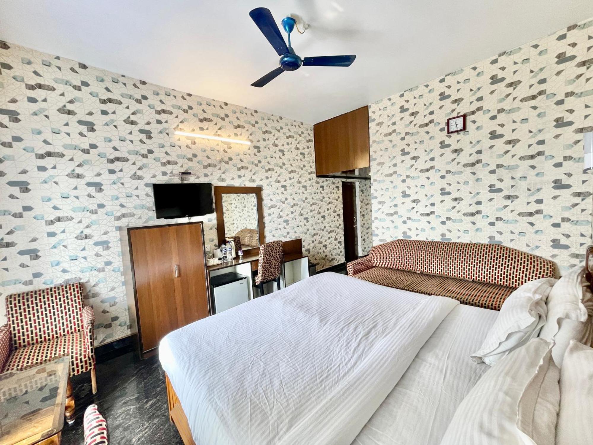 Hotel V-I Near Sea , Puri Private-Park -Gym-Spa Fully-Airconditioned-Hotel Lift-And-Parking-Facilities Breakfast-Included Buitenkant foto