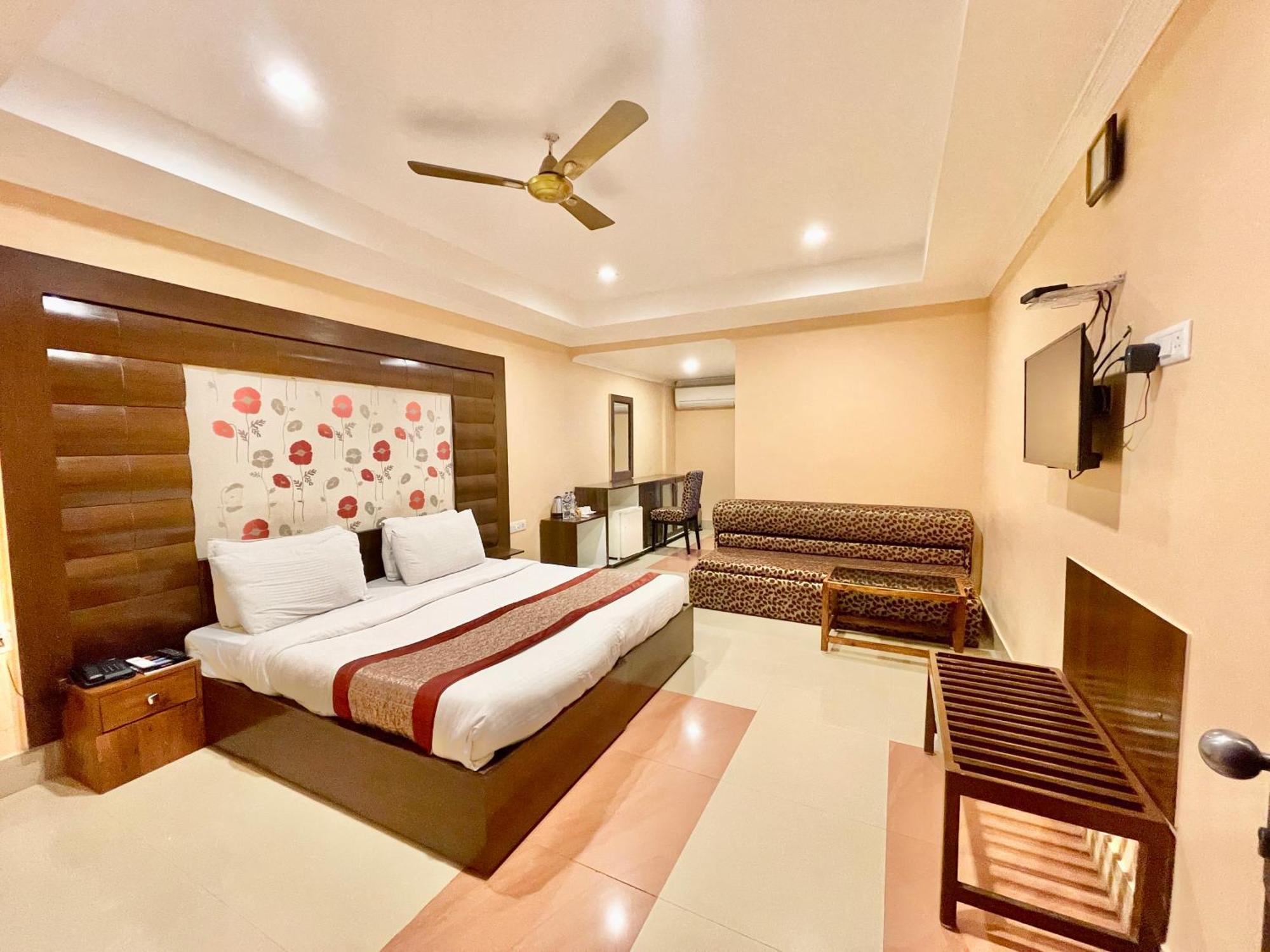 Hotel V-I Near Sea , Puri Private-Park -Gym-Spa Fully-Airconditioned-Hotel Lift-And-Parking-Facilities Breakfast-Included Buitenkant foto