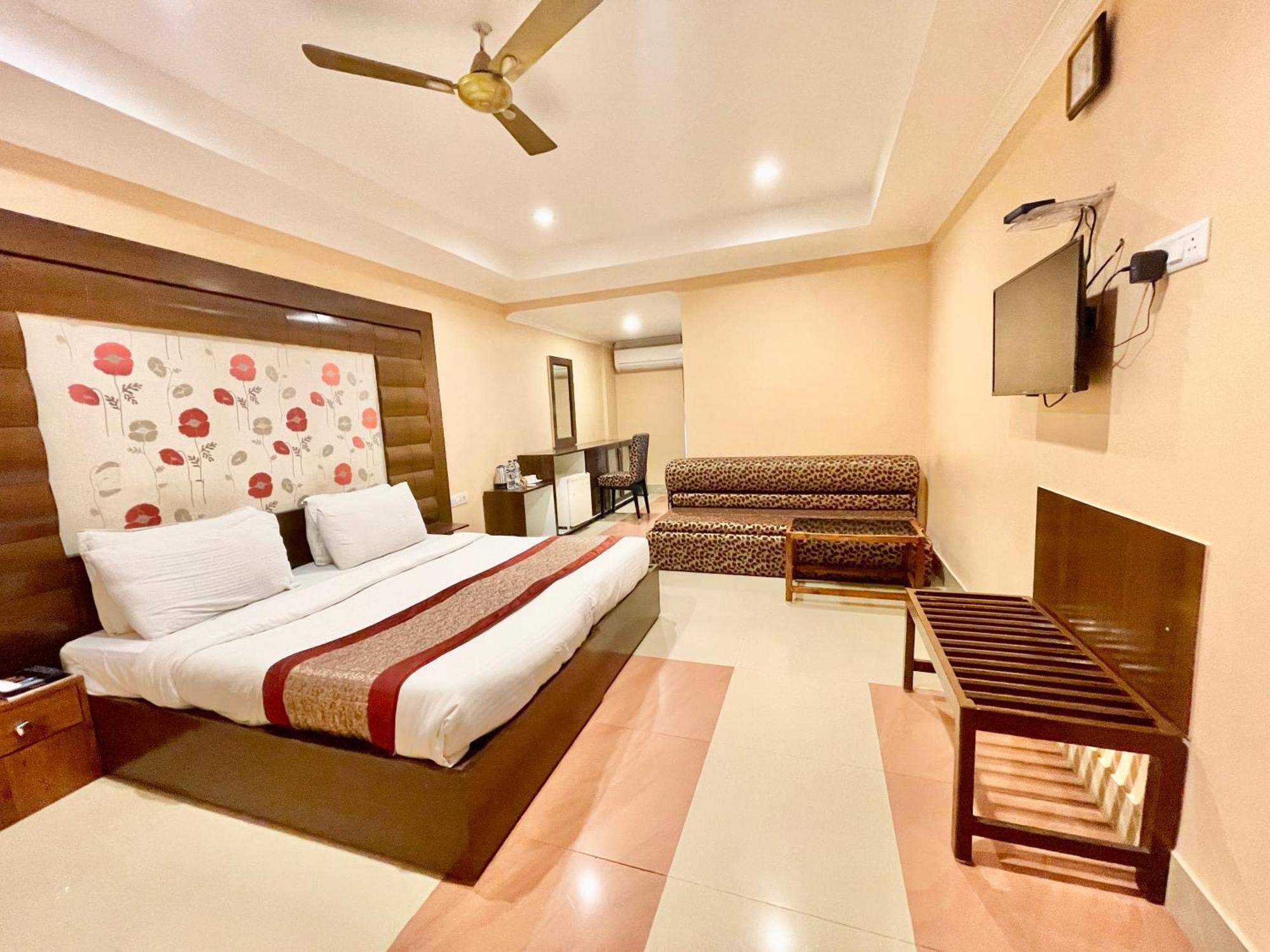 Hotel V-I Near Sea , Puri Private-Park -Gym-Spa Fully-Airconditioned-Hotel Lift-And-Parking-Facilities Breakfast-Included Buitenkant foto